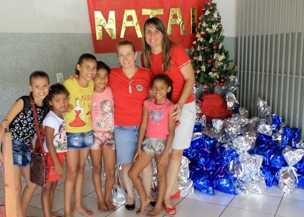 Companheiras e domadoras do Lions de Adamantina junto às crianças do IAMA no projeto Natal Escolar 2015 (Foto: Cedida/Munique Melo).