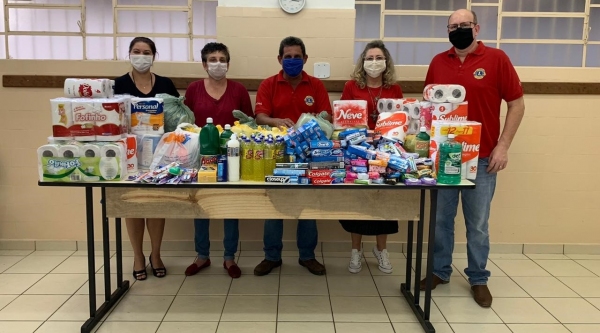 Os 84 kits com produtos de higiene pessoal e limpeza serão distribuÃdos para as famÃlias em situação de vulnerabilidade cadastradas e não cadastradas na Secretaria de Assistência Social (Da Assessoria).