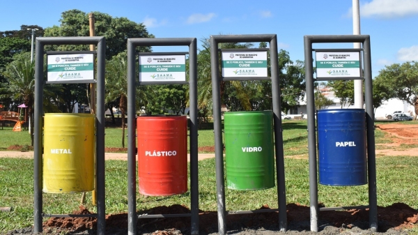 Novas lixeiras foram instaladas no Parque dos Pioneiros (Divulgação/PMA).