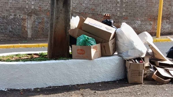 Prefeitura orienta que lixo nao seja depositado em canteiros (Cedida/PMA).