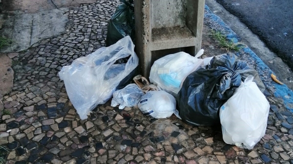 Lixo depositado após a coleta de sábado, na Rua Deputado Salles Filho, centro de Adamantina (Cedida).