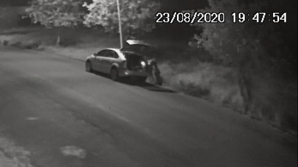 Câmara flagrou o descarte irregular de lixo no local (Reprodução).