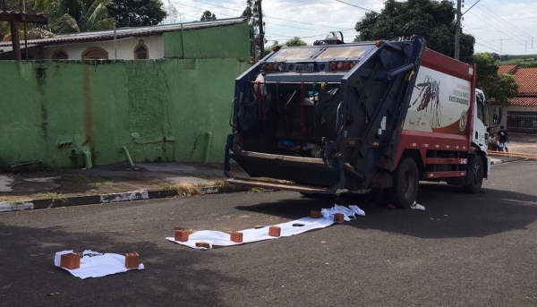 Coletor de lixo morre atropelado por caminhão compactador