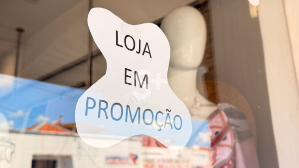 Lojas de Adamantina em semana de Bota Fora (Foto: Siga Mais).