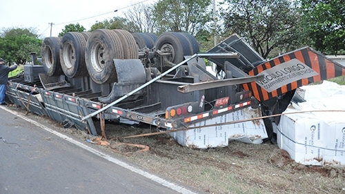 Semirreboque com carga de celulose tombou nas proximidades do trevo da Lagoa Seca, na SP-294 (Foto: Diego Fernandes/AdamantinaNet).