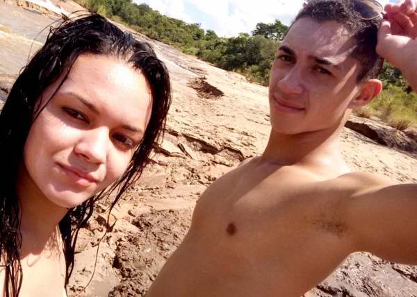 Luana  Carvalho com o namorado João Paulo, ontem (24), antes da tragédia que tirou a vida do rapaz, no Córrego Lageado, em Adamantina (Foto: Arquivo Pessoal/Cedida).