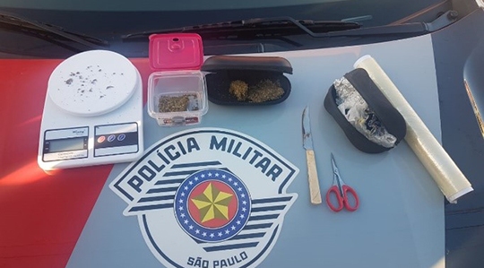 Na primeira operação foram apreendidas maconha, dinheiro e utensílios para o fracionamento da droga (Fotos: Cedida/PM).