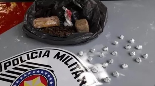 Com a dupla de traficantes presos, PolÃcia Militar apreendeu um tijolo de maconha e 20 porções de cocaÃna prontas para venda (Foto: Cedida/PM).
