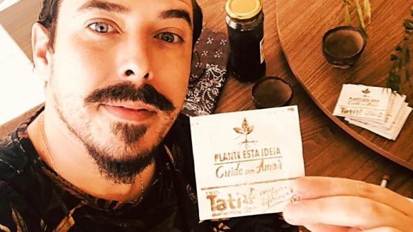 Santinho ecológico produzido pelo publicitário Marcos Góes tem papel reciclado, grafismo com tinta natural de romã e leva sementes nativas (Cedida).