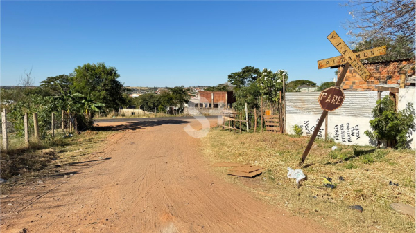 Trecho ferroviario urbano em Lucelia com edificacoes proximas, em travessia na altura da Avenida Amizade Joia (Siga Mais).