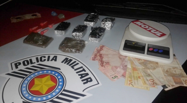 Droga, balança de precisão e dinheiro apreendidos durante operação da Polícia Miliar, em atendimento a denúncia anônima (Foto: Cedida/PM).