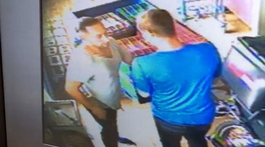 Câmeras de segurança registraram a ação dos assaltantes no supermercado em Lucélia (Reprodução/Folha Regional).