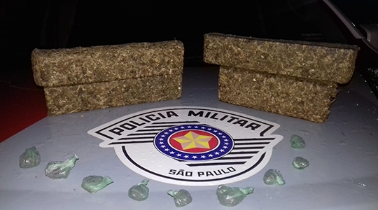 Tijolos de maconha e porções fracionadas da droga foram apreendidos pela PM. Um homem foi preso em flagrante, acusado de tráfico de entorpecentes (Foto: Cedida/PM).