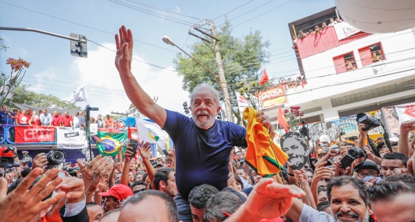 Lula discursou pela manhã deste sábado, na sede do Sindicato dos Metalúrgicos, no ABC, e se entregou à PF no começo da noite (Imagem: Ricardo Stuckert/Fotos Públicas).