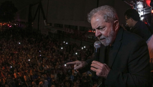 Ex-presidente Lula tem prisão decretada, condenado em duas instâncias da Justiça no caso do triplex em Guarujá (Imagem: Ricardo Stuckert/Fotos Públicas).