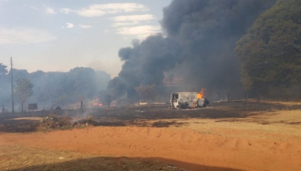 Incêndio causou prejuÃzos materiais de grande monta, atingindo carros e rede elétrica. Ninguém se feriu (Fotos: Comdec/Martinópolis).