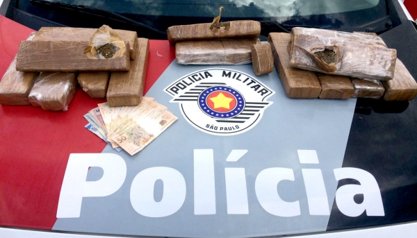 Mulher tinha mais de 14 tabletes de maconha na sua bagagem, pesando mais de 10 quilos (Foto: Cedida/PM).