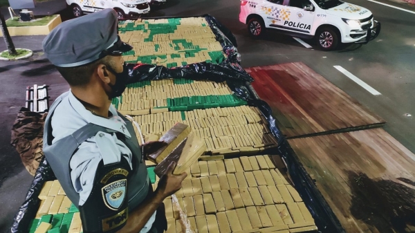 Droga estava em fundo falso no assoalho de caminhão. Foram apreendidos 1.867 tabletes de maconha, totalizando mais de 1,1 tonelada (Divulgação/PM Rodoviária).