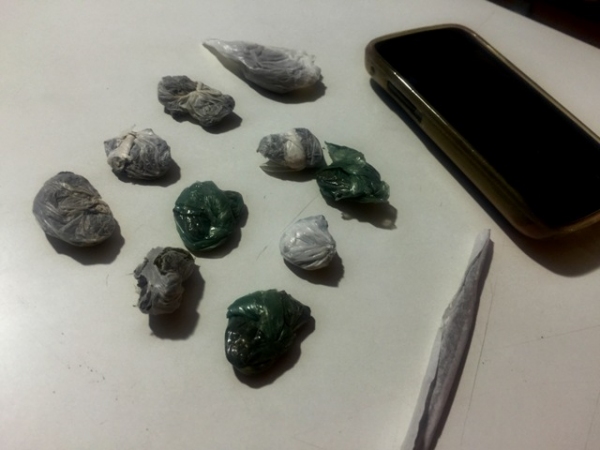 Droga estava no tênis do rapaz, que em atitude suspeita foi abordado pelos policiais militares (Foto: Maikon Moraes)