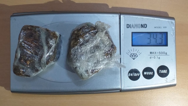 Maconha apreendida com o trio totalizou 34,3 gramas (Cedida/Polícia Civil).