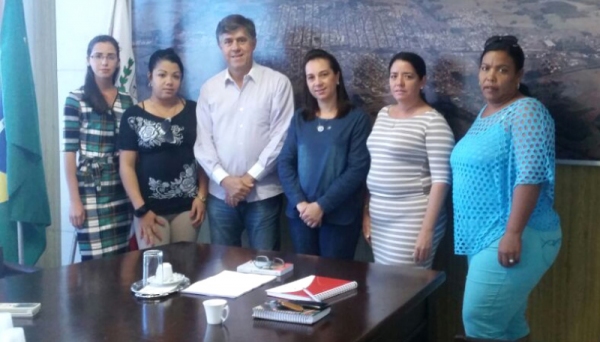 Prefeito Márcio Cardim, Secretária Municipal de Saúde Rose Piva e as quatro novas médicas cubanas do Programa mais Médicos (Foto: Da Assessoria).