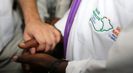 Médico do programa Mais Médicos durante atendimento na rede de atenção básica (Imagem: Karina Zambrana/ASCOM/MS).