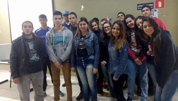 Palestra abordou aspectos ambientais e a relação do tema com o cotidiano da população, sendo realizada com jovens da Associação Mirim (Foto: Da Assessoria).