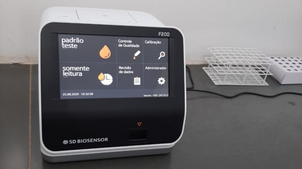 Após aquisição de novos kits de testes, empresa vencedora do processo licitatório deixará no munícipio por meio de comodato a máquina que dá de forma imediata o resultado dos exames realizados por swab (Da Assessoria).