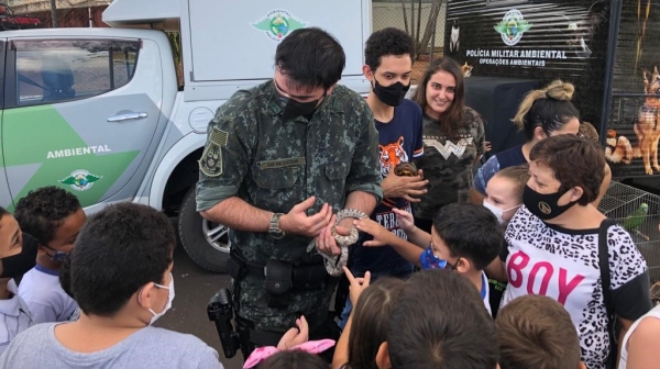 Junto com a Polícia Militar Ambiental, estudantes de Mariápolis têm interação com animais silvestres e fazem solturas de pássaros (Fotos: Cedidas).
