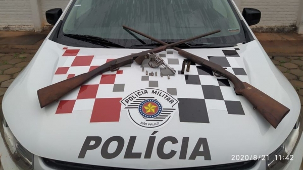 Policiais localizaram e apreenderam as duas espingardas, revólver municiado e cartuchos deflagrados (Cedida/PM).