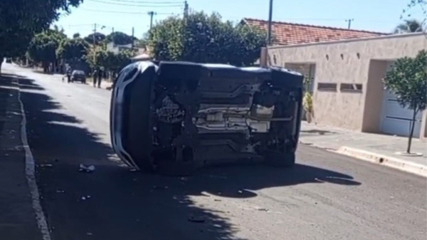 Jeep tombou na avenida apos colisao (Cedida).