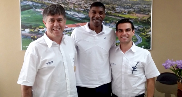 Ex-velocista André Domingos com o diretor da FAI Márcio Cardim e o diretor de comunicação da faculdade, FabrÃcio Lopes (Foto: Assessoria de Imprensa).
