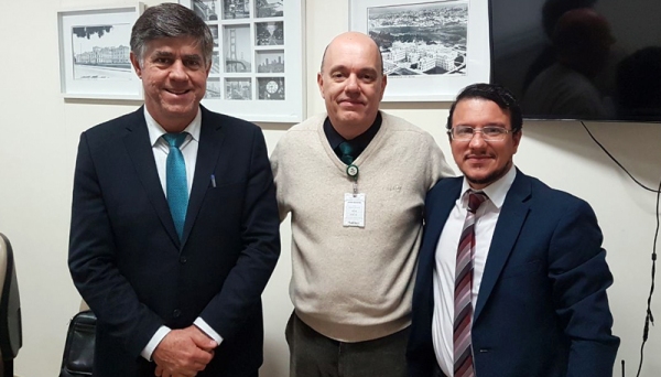 Na tarde de quarta-feira, 16, Cardim e Silva estiveram no gabinete de Antonio Jorge Martins (ao centro), coordenador de Serviços de Saúde, ligado à Secretaria de Estado da Saúde (Foto: Acervo Pessoal).