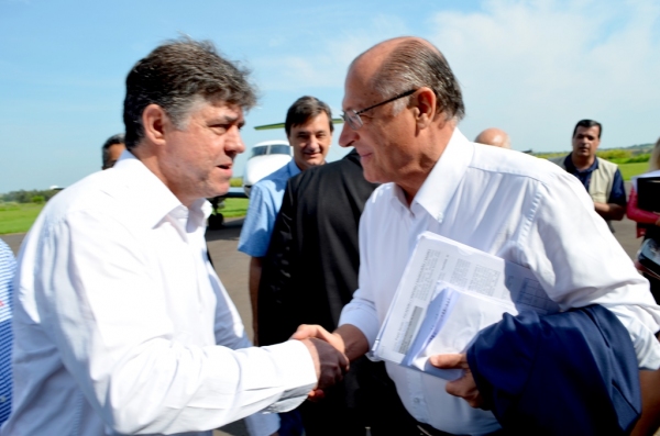Márcio Cardim, diretor da FAI, e o Governador Geraldo Alckmin. Ao fundo, prefeito Ivo Santos, no aeroporto de Adamantina (Foto: Acácio Rocha).