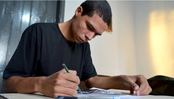Marcos Vinicius de Oliveira usa lápis e caneta esferográfica para criação dos desenhos (Foto: Acácio Rocha).