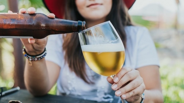 Neste ano, o volume de vendas no território nacional deve chegar a 16 bilhões de litros (Foto: Maria Benitez/Unsplash).