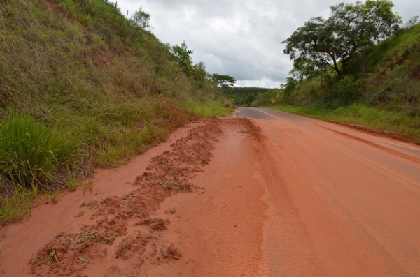 Rodovia Adamantina/Mariápolis tem pontos críticos agravados pelas chuvas, conforme imagens no trecho entre os km 3 e 4 (Foto: Acácio Rocha).