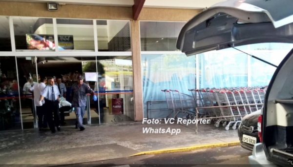 Corpo do funcionário foi removido do Supermercado, onde morreu após explosão (Foto: Reprodução/Visão Notícias).