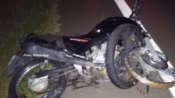 Moto envolvida no acidente (Reprodução/Visão Notícias).