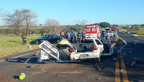 Veículo Gol ficou totalmente destruído no acidente, matando o motorista no próprio local (Foto: Reprodução/Site Visão Notícias/Marília).
