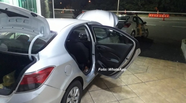Carro apreendido em Marília, que desobedeceu ordem de parada em Adamantina (Reprodução/Visão Notícias).