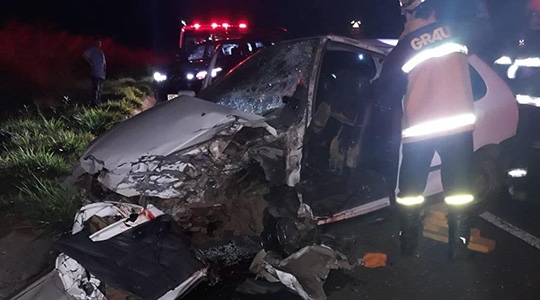 Fiat Palio ficou totalmente destruído com o acidente, na noite deste domingo (Reprodução/Fanpage Fatos e Fotos ? Martinópolis e Região).
