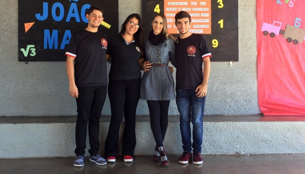 A escola, dirigida pela Prof.ª Me. Lilian Fortuna (ao centro), pôde contar com o apoio dos professores, alunos gremistas e ainda com o trabalho voluntário dos alunos Leonardo Maion, Daniele Ferreira e Vitor Benitez, do 5º Termo do curso de Matemática da UniFAI (Foto: Acervo Pessoal).