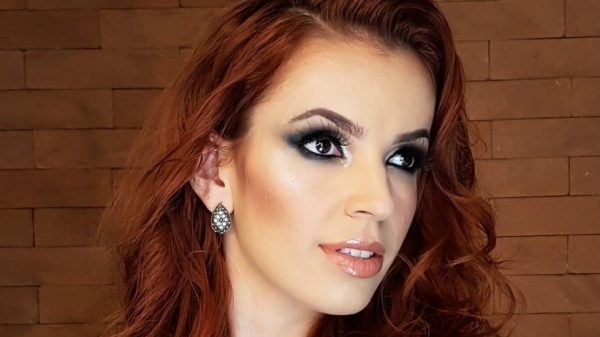 Mayra Ferrari é atriz de formação, graduada pelo curso de artes cênicas da Universidade Estadual de Londrina (UEL), e sempre foi apaixonada por comunicação (Divulgação/Life FM).