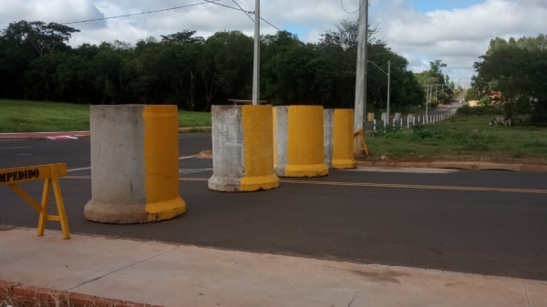 Tubos de concreto na via pública impedem o acesso ao loteamento (Foto: Cedida).