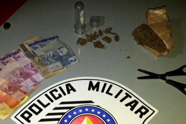 Droga, tesoura e dinheiro foram apreendidos em operação da Polícia Militar (Foto: Cedida/PM).