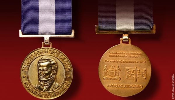 Medalha Regente Feijó já foi conferida a inúmeras autoridades de peso do Estado de São Paulo, e agora homenageia a juíza da 3ª Vara da Comarca de Adamantina, Ruth Duarte Menegatti (Imagem: Cedida).