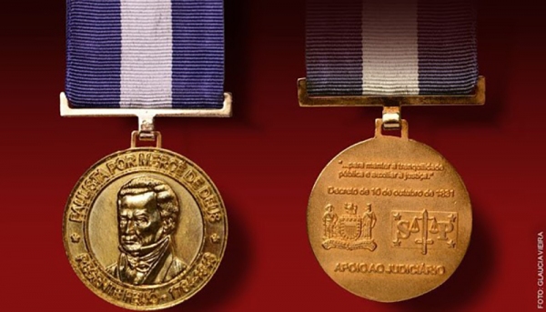 Medalha Regente Feijó já foi conferida a inúmeras autoridades de peso do Estado de São Paulo, e agora homenageia a juíza da 3ª Vara da Comarca de Adamantina, Ruth Duarte Menegatti (Imagem: Cedida).