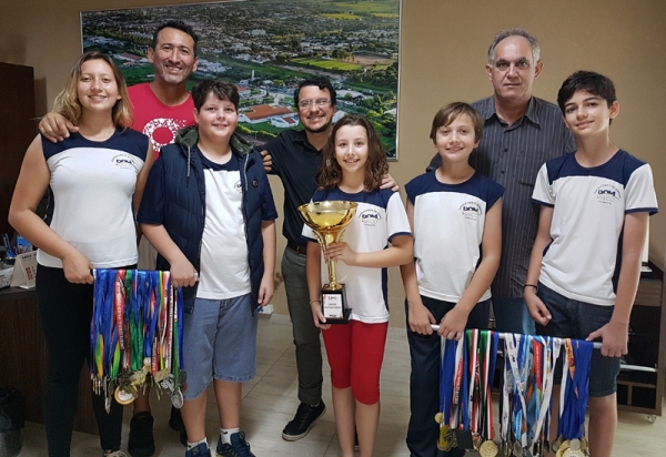 Acompanhados do coordenador do ProEduc-UniFAI Suricates, Prof. Me. Carlos Alberto Gomes Barbosa, algumas das crianças e dos adolescentes atendidos pelo programa apresentaram ao reitor, Prof. Dr. Paulo Sergio da Silva, e ao pró-reitor de Extensão, Prof. Dr. Delcio Cardim, medalhas e troféus conquistados em competições nos anos de 2017 e 2018 (Foto: Jesana Lima).