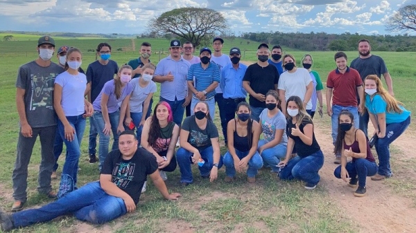Foco da visita foi mostrar a diversificação de pastagens e a produção de alimento para a época da seca (Acervo Pessoal).